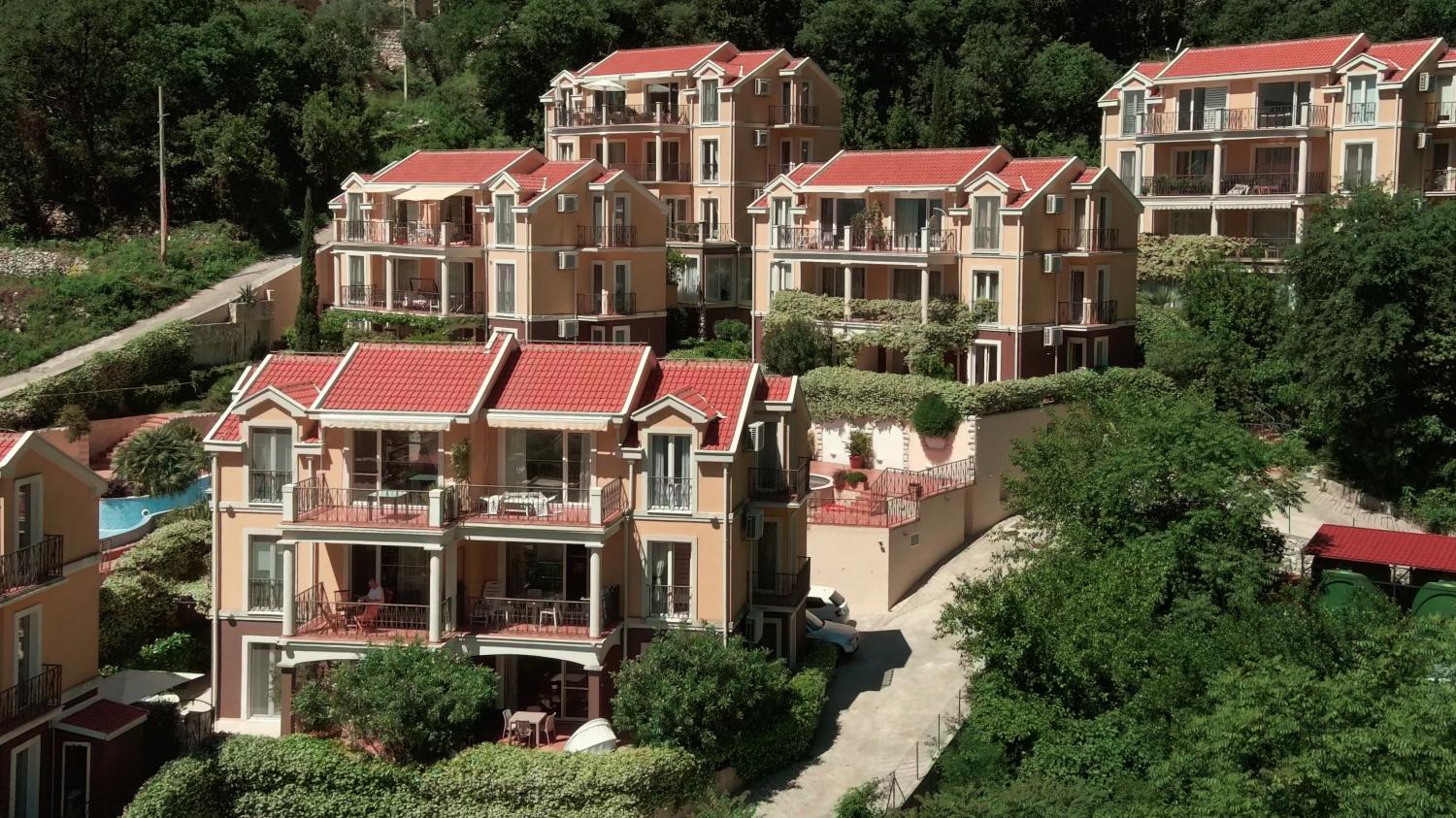 Osupljiv apartma s pogledom na morje 178 m2 v rezidenci z velikanskim bazenom, Orahovac, Kotor