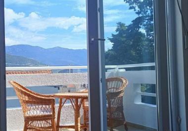 Superbe vue sur la mer et appartement ensoleillé de 49 m2 à Budva avec une chambre à coucher à vendre