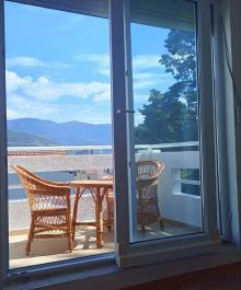 Superbe vue sur la mer et appartement ensoleillé de 49 m2 à Budva avec une chambre à coucher à vendre