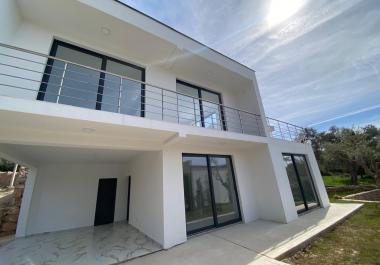 Maison moderne à Bar, Bartula avec un terrain bien entretenu