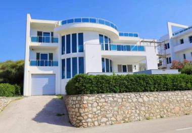 villa de 319 m2 avec vue imprenable sur la mer à Dobra Voda, Bar avec piscine