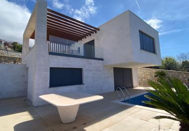 Villa de lujo con vistas al mar de 130 m2 y piscina en Dobra Voda