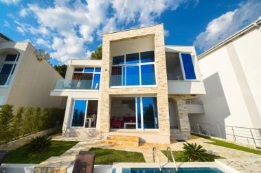 Casa de ensueño con vistas panorámicas al mar y piscina