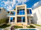 Casa de ensueño con vistas panorámicas al mar y piscina