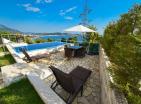 Casa de ensueño con vistas panorámicas al mar y piscina