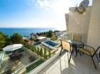 Casa de ensueño con vistas panorámicas al mar y piscina