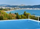 Casa de ensueño con vistas panorámicas al mar y piscina