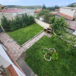 Casa en Sutomore debajo de la autopista con apartamentos y una parcela de 486 m2