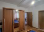 Hiša v Sutomore pod avtocesto z apartmaji in parcelo 486 m2