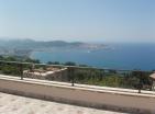 Lussuosa villa a tre piani con piscina e vista mare in Bar