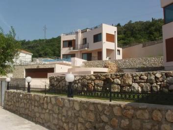 Luxueuse villa de trois étages avec piscine et vue sur la mer à Bar