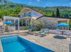 241 m2 lussuosa villa a Buljarica con piscina e splendida vista sul mare