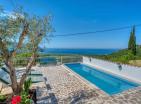 241 m2 lussuosa villa a Buljarica con piscina e splendida vista sul mare