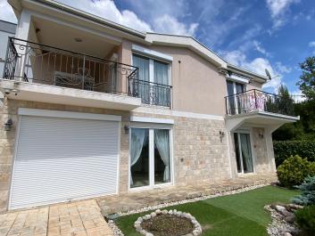 Luxueuse villa moderne de 200 m2 avec vue sur la mer et maison dhôtes dans un bar avec piscine et salle de sport