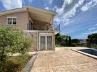 Luxueuse villa moderne de 200 m2 avec vue sur la mer et maison dhôtes dans un bar avec piscine et salle de sport