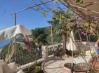 Casa de ensueño en Dobra Voda con exuberante jardín de flores y fantásticas vistas al mar