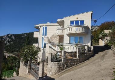 Maison de rêve à Dobra Voda avec jardin fleuri luxuriant et vue fantastique sur la mer