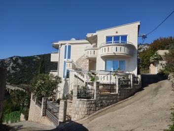 Maison de rêve à Dobra Voda avec jardin fleuri luxuriant et vue fantastique sur la mer