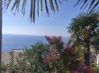 Maison de rêve à Dobra Voda avec jardin fleuri luxuriant et vue fantastique sur la mer