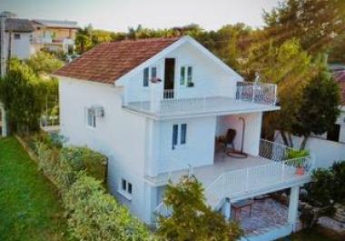 Casa legal de tres pisos después de la renovación en Utjeha, Bar con impresionantes vistas al mar