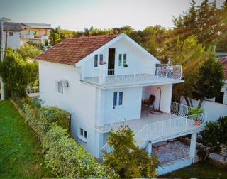 Legale casa a tre piani dopo la ristrutturazione in Utjeha, Bar con splendida vista sul mare