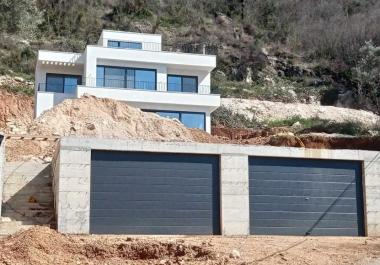 Nueva villa moderna con terraza en la azotea con excelentes vistas panorámicas al mar en Buljarica