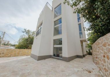 Luxueuse maison neuve avec piscine et vue sur la mer à Utjeha