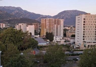 Appartement vue mer au centre de Bar à un emplacement privilégié avec parking et terrasse