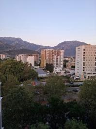 Appartement vue mer au centre de Bar à un emplacement privilégié avec parking et terrasse