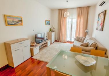 Pamje nga deti dy dhoma gjumi apartament 73 m2 Në Petrovac me tarracë