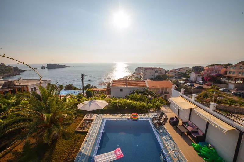 Superbe villa avec piscine de 330 m2 à quelques pas de la mer à Utjeha