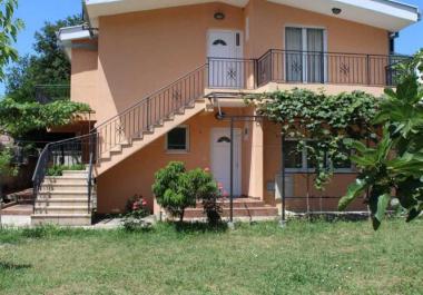 Omamljanje 9-apartma mini hotel v Sutomore ob lepi plaži Maljevik