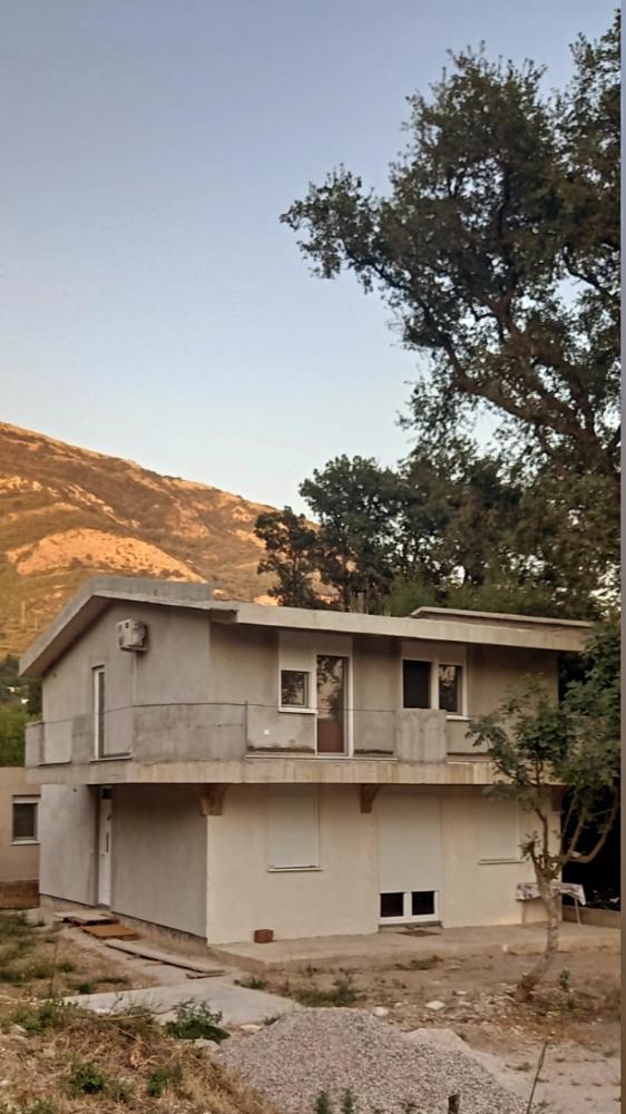 Nouvelle maison de quatre chambres à Sutomore avec terrasses et vue sur la montagne