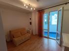 Encantador apartamento de un dormitorio y 55 m2 en Budva con hermosas vistas al parque verde