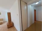 Encantador apartamento de un dormitorio y 55 m2 en Budva con hermosas vistas al parque verde