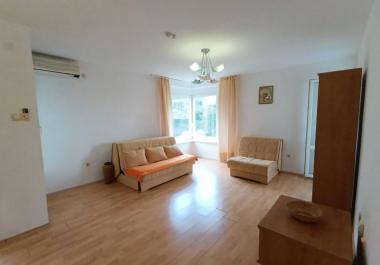 Apartament simpatik me një dhomë gjumi 55 m2 në Budva me pamje të bukur të parkut të gjelbër