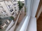 Apartament simpatik me një dhomë gjumi 55 m2 në Budva me pamje të bukur të parkut të gjelbër