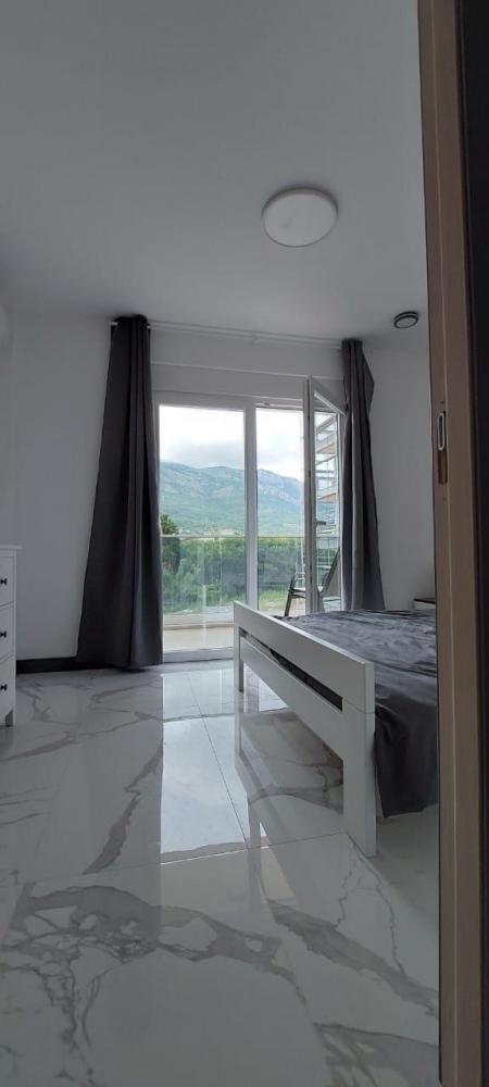 Appartement flambant neuf de 36 m2 avec vue sur la montagne à Bar avec piscine et terrasse