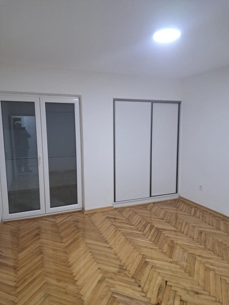 Okouzlující 2 ložnice 60 m2 Apartmán v baru s terasou v blízkosti moře