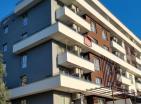 Nov sodoben apartma ob plaži 43 m2 v mestu be Estrici s prostorno teraso