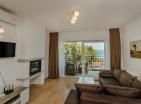 Serenidad junto al mar: moderno apartamento de 2 dormitorios y 96 m2 en Kamenari con vistas al mar