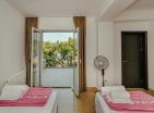 Serenidad junto al mar: moderno apartamento de 2 dormitorios y 96 m2 en Kamenari con vistas al mar