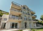 Seaside serenity: moderno appartamento di 96m2 con 2 camere da letto a Kamenari con vista mare