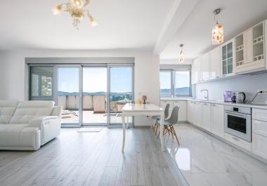 Luxueux penthouse de 16 m2 avec vue sur la mer, piscine et terrasse