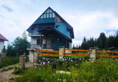 Encantador refugio de montaña casa de 203 m2 en Zaljak en medio de vistas al bosque