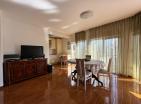 Elegante 75 m2 mare-adiacente appartamento a Petrovac con parcheggio