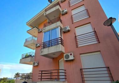 Apartamento amueblado de 2 dormitorios y 75 m2 con vistas al mar, cerca del mar