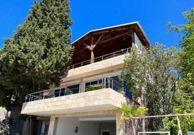 Superbe maison de 3 étages avec vue sur la mer à Kruce avec jardin fruitier