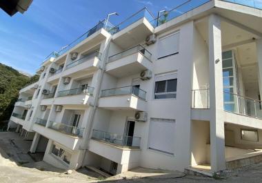 Impresionante apartamento moderno de 46 m2 con vistas al mar en Utjeha, a solo 100 metros de la playa