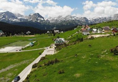 Terreno de primera calidad de 860m2 en Žabljak para mini hotel junto al centro de la ciudad